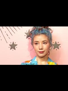 [x]仲里依紗、ヘアー・服、青でキメキメ！「朝ドラチックなレトロ」を着こなす 『Gucci Garden Archetypes 展』フォトコール ...