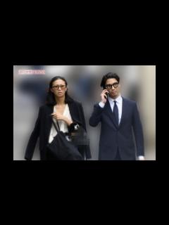 [x]賀来賢人、スマホ片手のビジネスマン風コーデで妻・榮倉奈々と小学校入学式に出席、まるで海外ドラマのような夫婦が放つ“ハイキャリア”オーラ ...