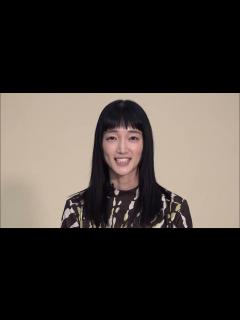 [x]舞台『銀行強盗にあって妻が縮んでしまった事件』入山法子 コメント動画 - YouTube