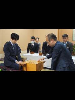 [x]「今並べている錦旗の方で」藤井聡太王位 渡辺明九段 第2局 検分 - YouTube