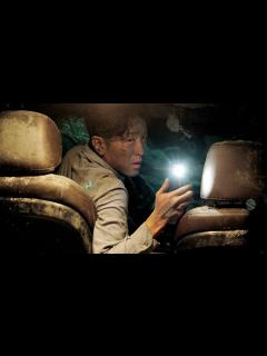[x]トンネルの崩落事故に遭った男の運命は!?映画『トンネル 闇に鎖（とざ）された男』予告編 - YouTube