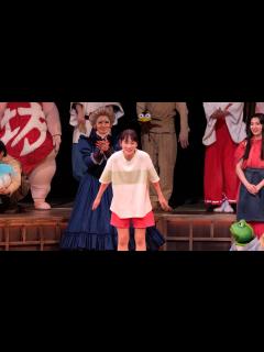 [x]川栄李奈、舞台『千と千尋の神隠し』初日カーテンコール 湯婆婆役・夏木マリも登場 - YouTube