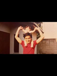 [x]辺見えみりが父の西郷輝彦さんを追悼！若き父の輝彦さんに肩車される辺見えみり？ - YouTube