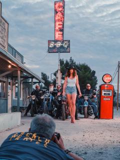 [x]元祖スーパーモデルのシンディ・クロフォード、90年代に「一世を風靡した」アイコニックなペプシ広告を再現｜ハーパーズ バザー（Harper's ...