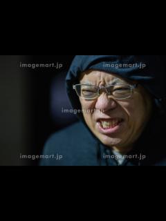 [x]憎しみを込めて怒るフードを被った男性の写真素材 [212252612] - イメージマート