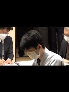 [x]藤井聡太王将が渡辺明名人に勝利 名人戦第1局、最年少記録へ好発進 - 毎日動画